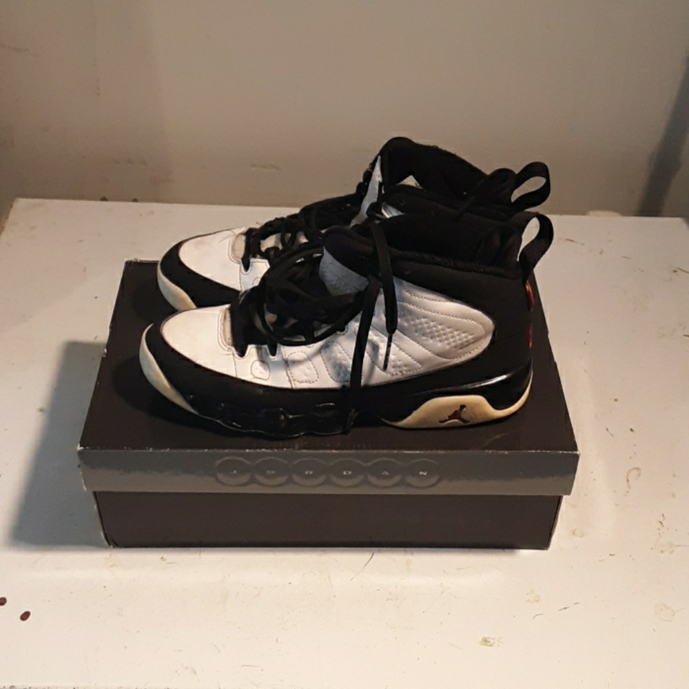 Athletic sneaker